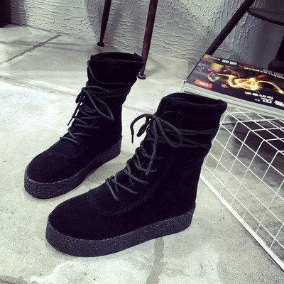 Спортно-елегантни дамски боти с равна подметка в черен и бежов цвят