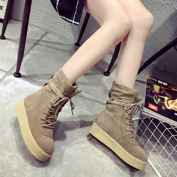 Спортно-елегантни дамски боти с равна подметка в черен и бежов цвят