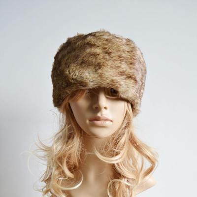 Зимна дамска шапка с изкуствен пух в различни цветове