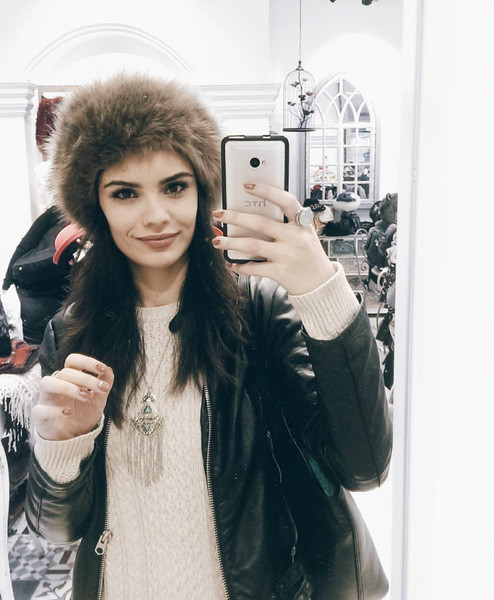 Зимна дамска шапка с изкуствен пух в различни цветове