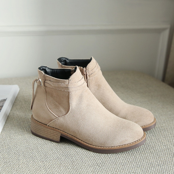 Семпли дамски зимни боти на лек ток в черен и бежов цвят