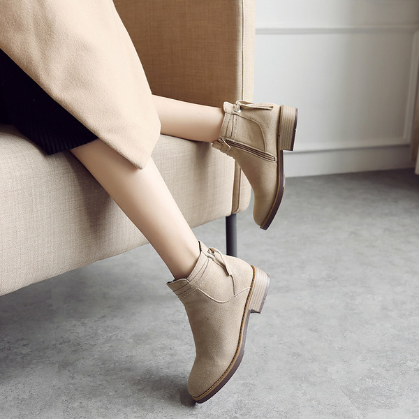 Семпли дамски зимни боти на лек ток в черен и бежов цвят