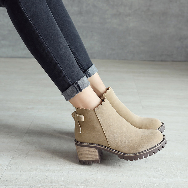 Стилни зимно боти с лек ток и груба подметка с декорация панделка