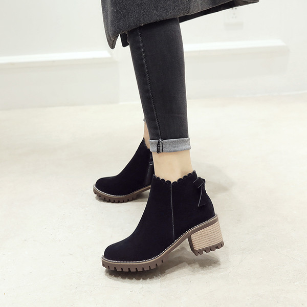 Стилни зимно боти с лек ток и груба подметка с декорация панделка