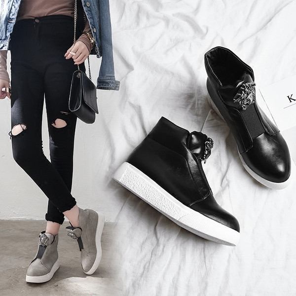 Спортно-елегантни дамски кецове с равна подметка в два цвята