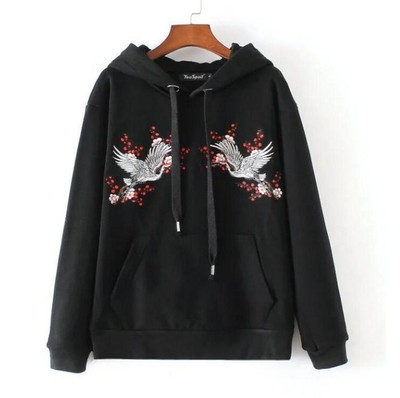 Много удобен дамски суичер с красива бродерия и качулка