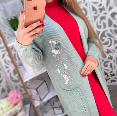 Дълга дамска жилетка с джобчета и шарена флорална бродери