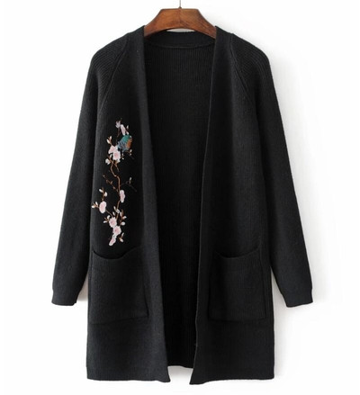 Дълга дамска жилетка с джобчета и шарена флорална бродери