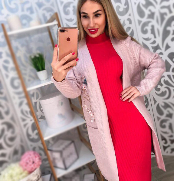 Дълга дамска жилетка с джобчета и шарена флорална бродери