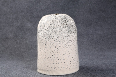 Дамска зимна шапка с красиви лъскави камъчета,много цветове