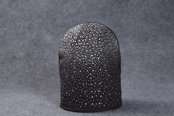 Дамска зимна шапка с красиви лъскави камъчета,много цветове