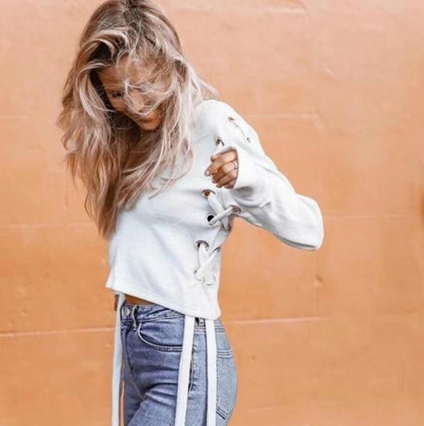 Стилна дамска блузка с V-образна яка и стилни дълги връзки