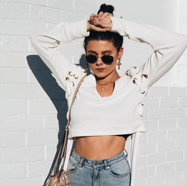 Стилна дамска блузка с V-образна яка и стилни дълги връзки