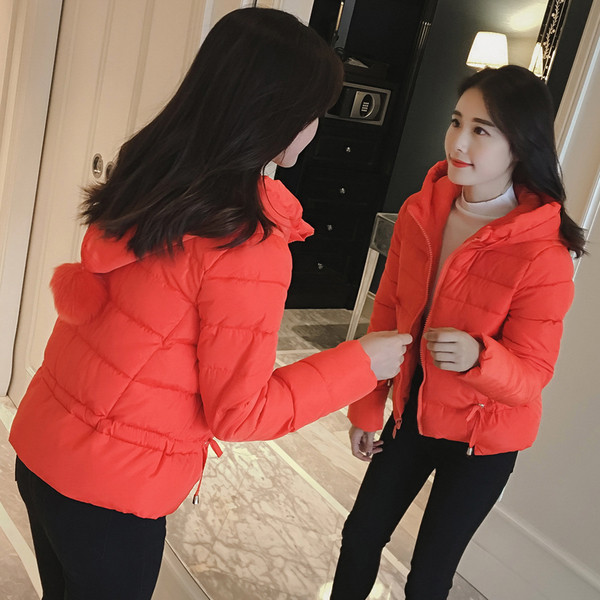 Ένα ενδιαφέρον χειμωνιάτικογυναικείο μπουφάν με κουκούλα σε διάφορα χρώματα