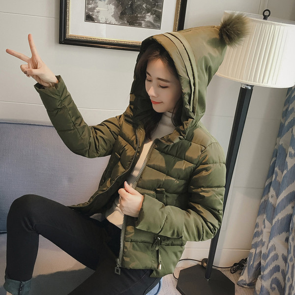 Ένα ενδιαφέρον χειμωνιάτικογυναικείο μπουφάν με κουκούλα σε διάφορα χρώματα