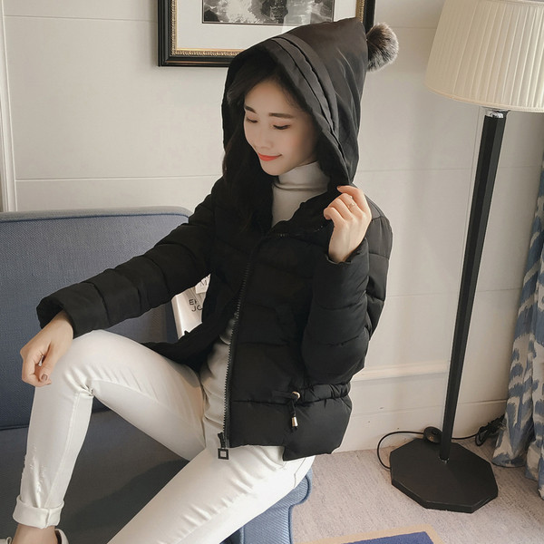 Ένα ενδιαφέρον χειμωνιάτικογυναικείο μπουφάν με κουκούλα σε διάφορα χρώματα