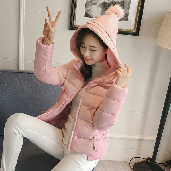 Ένα ενδιαφέρον χειμωνιάτικογυναικείο μπουφάν με κουκούλα σε διάφορα χρώματα