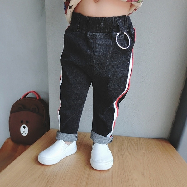 Стилни детски дънки за момчета с ластик и цветни ленти по дължината