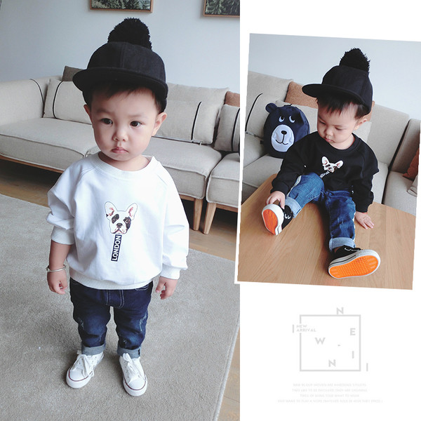 Детска блуза за момчета в бял и черен цвят с апликация на кученце