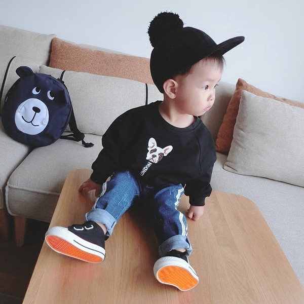 Детска блуза за момчета в бял и черен цвят с апликация на кученце