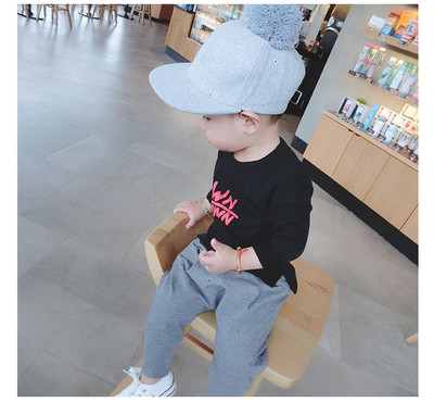 Стилна есенна шапка за момчета и момичета в сив и черен цвят с пухче