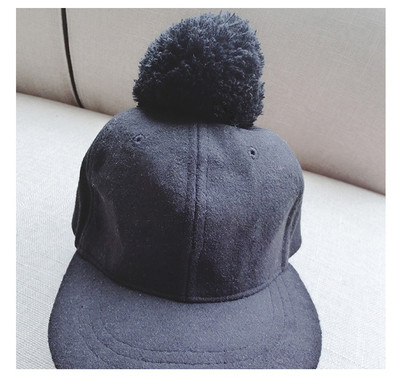 Стилна есенна шапка за момчета и момичета в сив и черен цвят с пухче