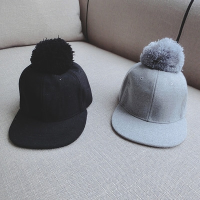 Κομψό καπέλο φθινοπώρου για αγόρια και κορίτσια σε γκρι και μαύρο χρώμα με χνούδι