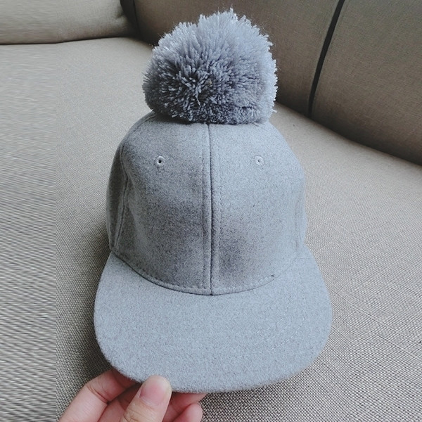 Стилна есенна шапка за момчета и момичета в сив и черен цвят с пухче