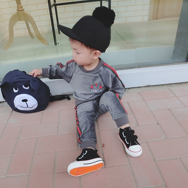 Спортно-елегантен детски комплект за момчета в сив и черен цвят