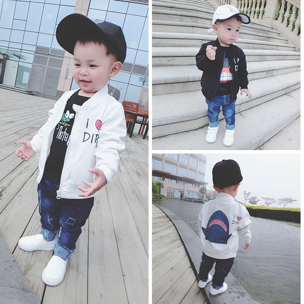 Есенно детско яке за момчета в бял и черен цвят с апликация и надпис