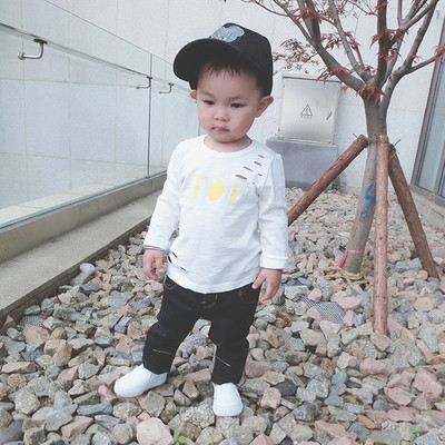 Есенна детска блуза за момчета с дупки и надписи