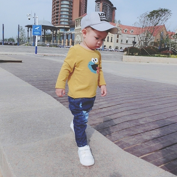 Παιδική μπλούζα με ενδιαφέρουσα εφαρμογή σε τρία χρώματα