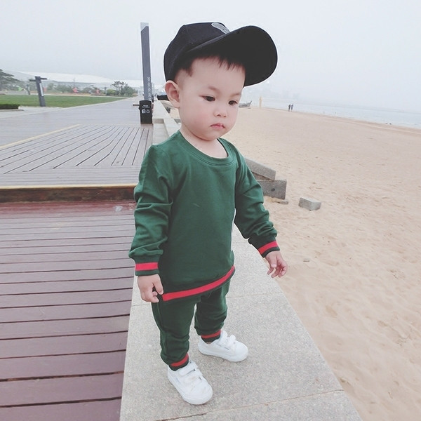 Спортно-елегантен детски комплект за момчета в бял и черен цвят