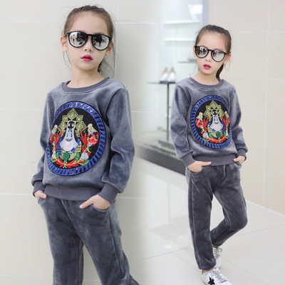 Спортно-елегантен детски комплект за момичета в сив и черен цвят с апликация на блузата