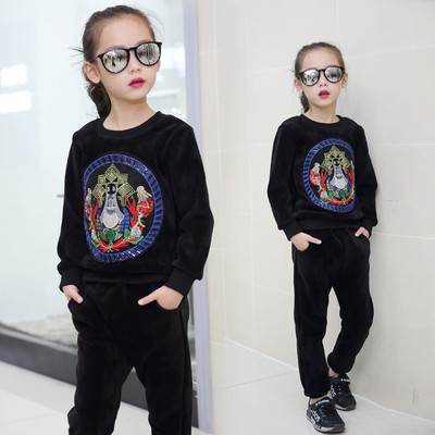 Спортно-елегантен детски комплект за момичета в сив и черен цвят с апликация на блузата