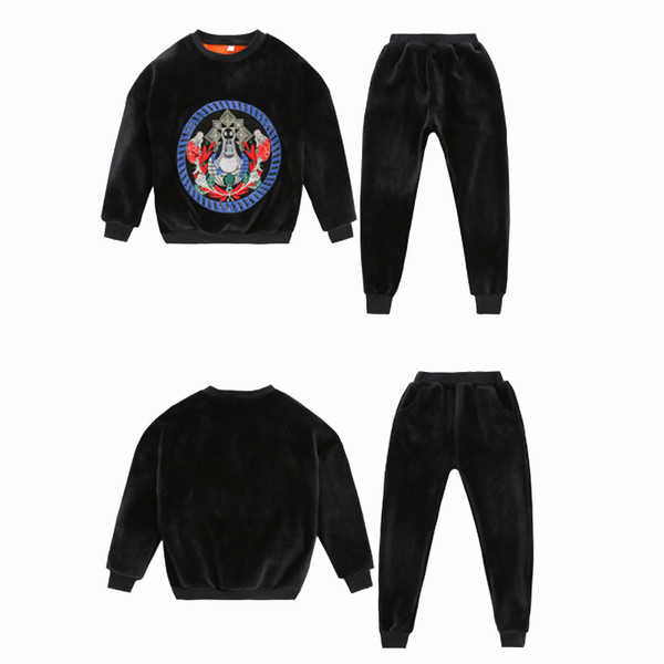 Спортно-елегантен детски комплект за момичета в сив и черен цвят с апликация на блузата