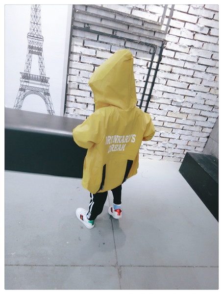 Стилно дълго детско яке за момчета с асиметрична дължина и с качулка, с надпис на гърба