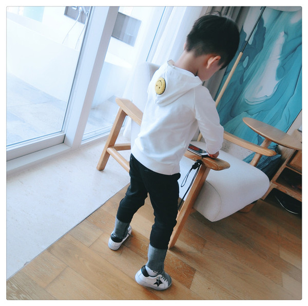 Спортен суичър за момчета в сив, черен и бял цвят с качулка и апликации