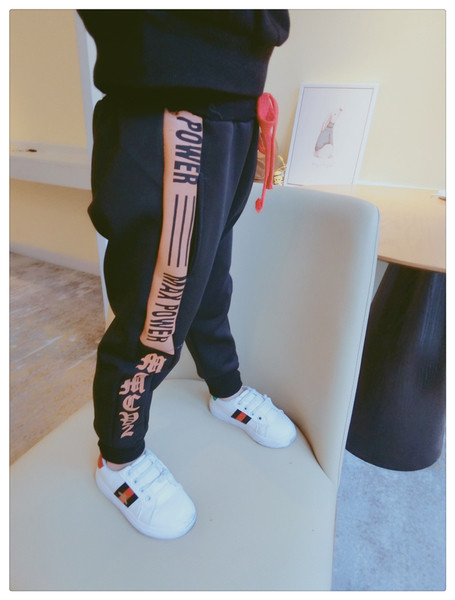 Спортни детски панталони за момчета с надпис 