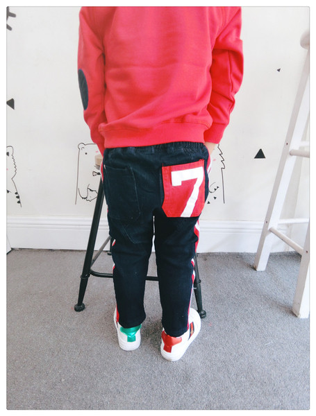 Стилни ежедневни дънки за момчета с цветни летни и апликация на джоба