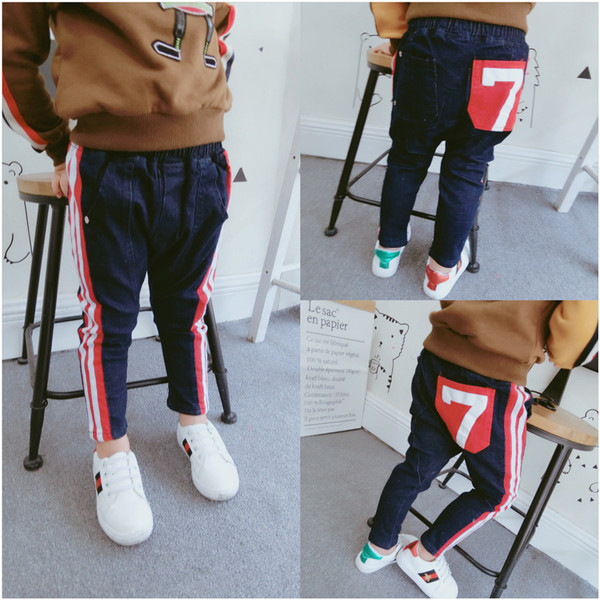 Стилни ежедневни дънки за момчета с цветни летни и апликация на джоба