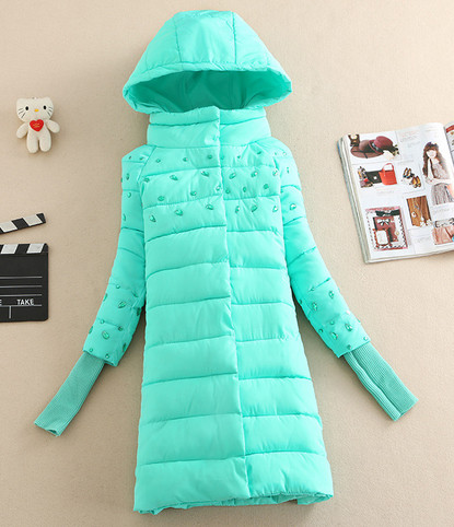 Страхотно дамско зимно вталено яке с качулка и лъскави камъни