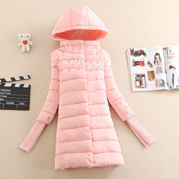 Страхотно дамско зимно вталено яке с качулка и лъскави камъни