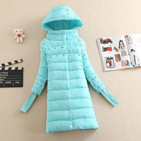 Страхотно дамско зимно вталено яке с качулка и лъскави камъни