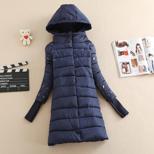 Страхотно дамско зимно вталено яке с качулка и лъскави камъни