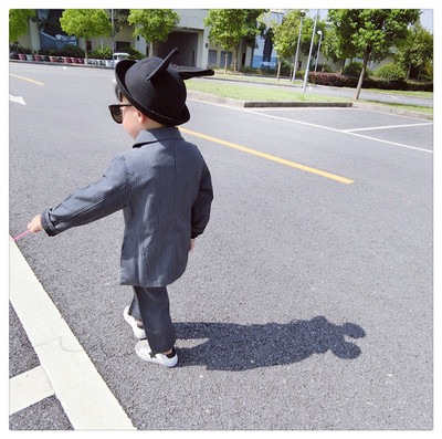 Елегантен детски комплект за момчета в черен и червен цвят на райе