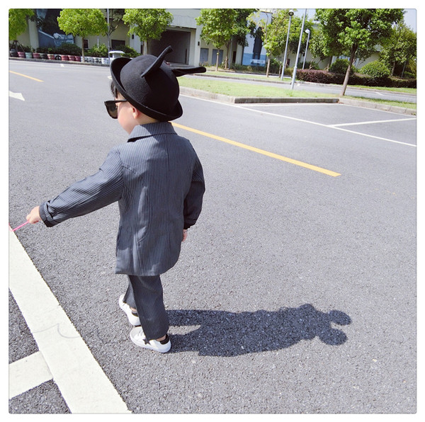 Елегантен детски комплект за момчета в черен и червен цвят на райе