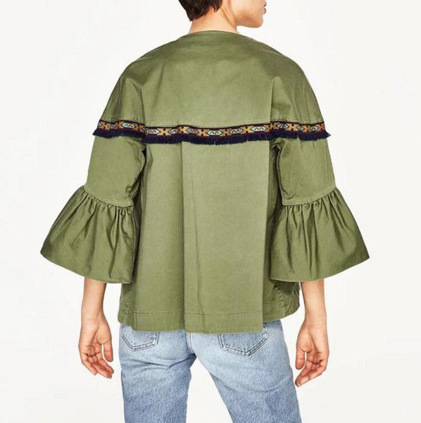 Ένα λεπτό, casual, γυναικείο μπουφάν με ένα μη κανονικό μανίκι