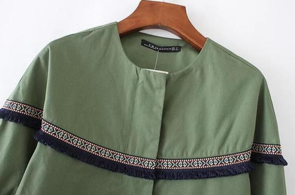 Ένα λεπτό, casual, γυναικείο μπουφάν με ένα μη κανονικό μανίκι