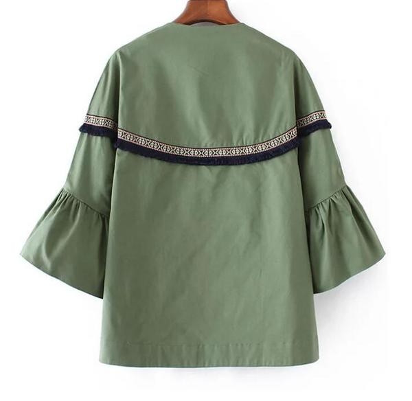 Ένα λεπτό, casual, γυναικείο μπουφάν με ένα μη κανονικό μανίκι